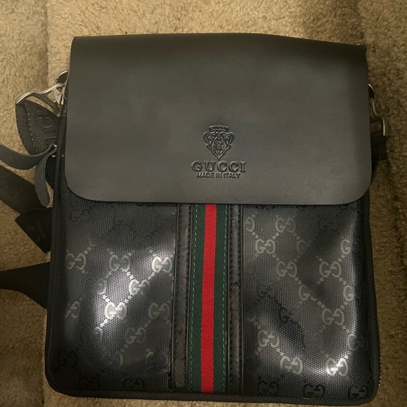 Gucci Black and Green Messenger Bag with Iconic Design - Picture 1 of 8